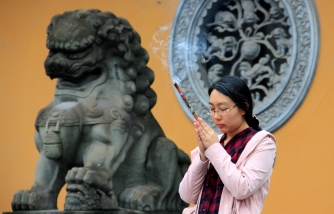 Prayers to Buddha - Longhua Temple